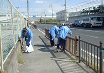 写真:地域清掃活動の様子(写真は過去の様子)